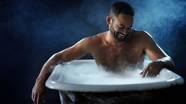 Um homem tomando banho