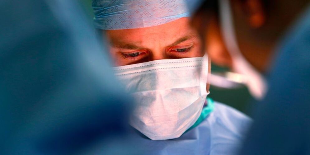o cirurgião realiza uma operação para aumentar o pênis
