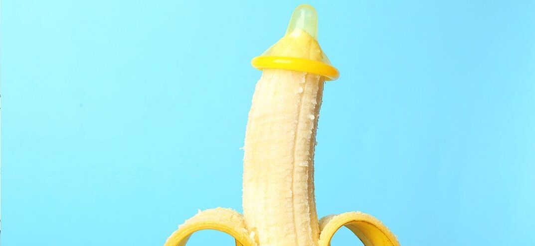 banana em um preservativo como uma imitação do aumento do pênis sem cirurgia