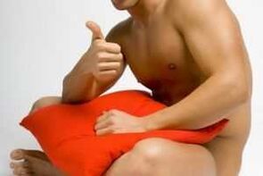 Um homem se prepara para jelq - exercício de aumento do pênis