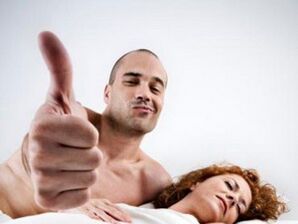 mulher com um homem que aumentou o pênis usando remédios populares